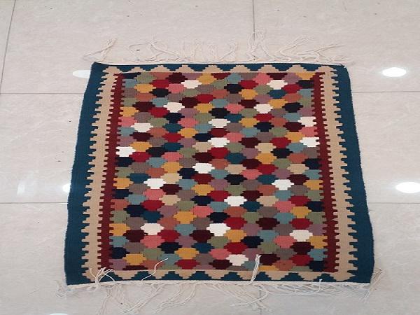 گلیم دستباف ابریشم چه مشخصاتی دارد؟